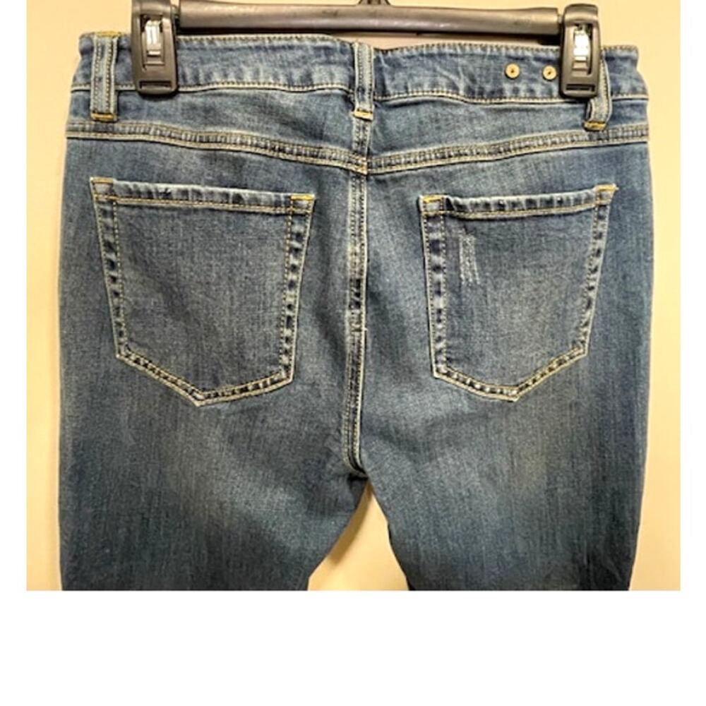 CAbi Women's Medium Wash Kick it Crop Straight leg Raw Hem Sz 6 - Picture 3 of 8